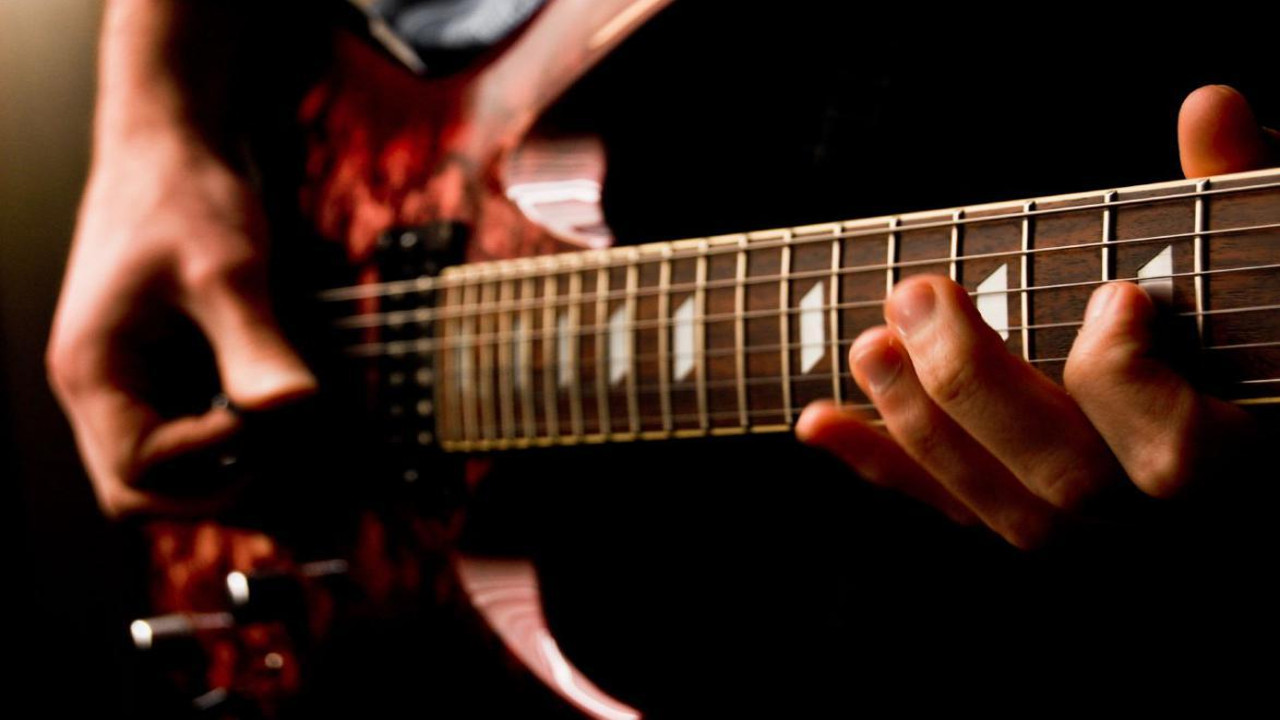 Why Should You Opt For Guitar Classes?